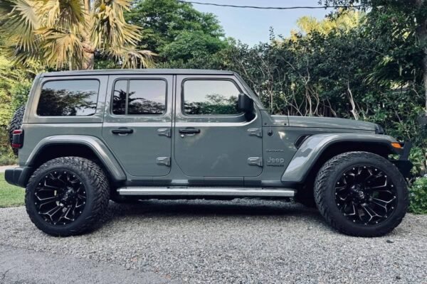 2019 Jeep Wrangler Unlimited Sahara 4x4 - Image 4