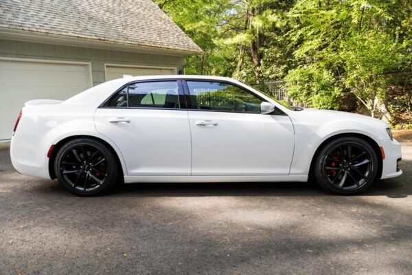 2023 Chrysler 300C - Image 4